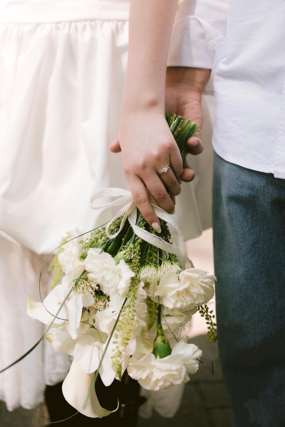 Ramo de novia blanco con claveles, orquídeas y alcatraces