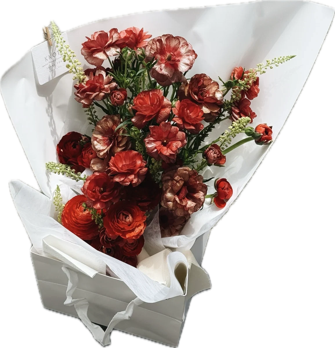 Ramo de ranunculus mariposa en tonos rojo, coral y vino