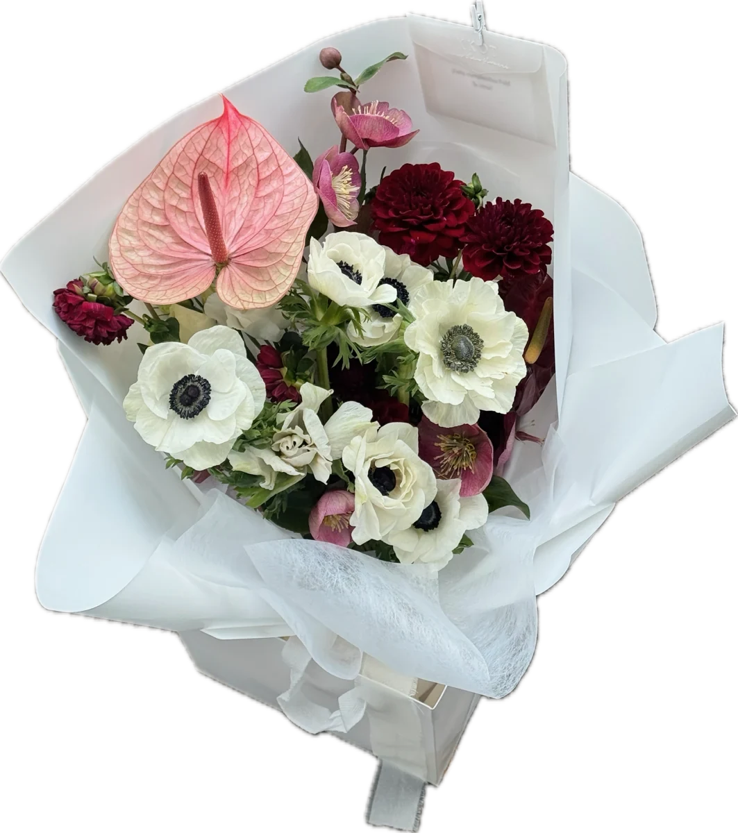 Ramo de anthurium rosa, anémona blanca, dalia vino y eléboro